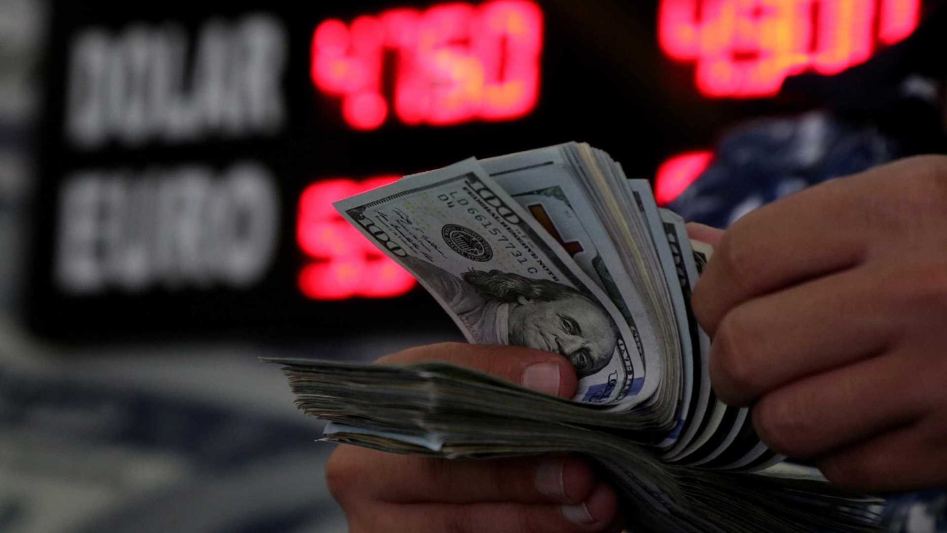 Dólar fecha em R$ 3,8, menor valor desde agosto
