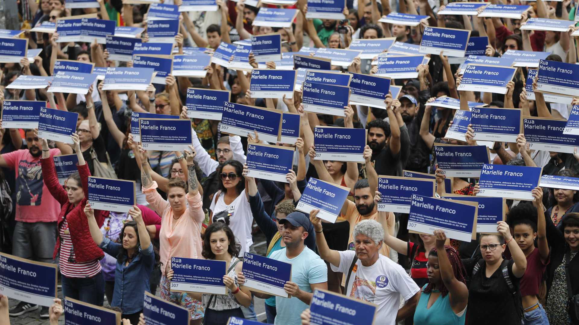 Em uma hora, protesto distribui mil placas com nome de Marielle