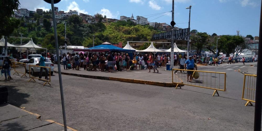 Espera para embarque no ferry chega a quatro horas na manhã deste feriado, em Salvador