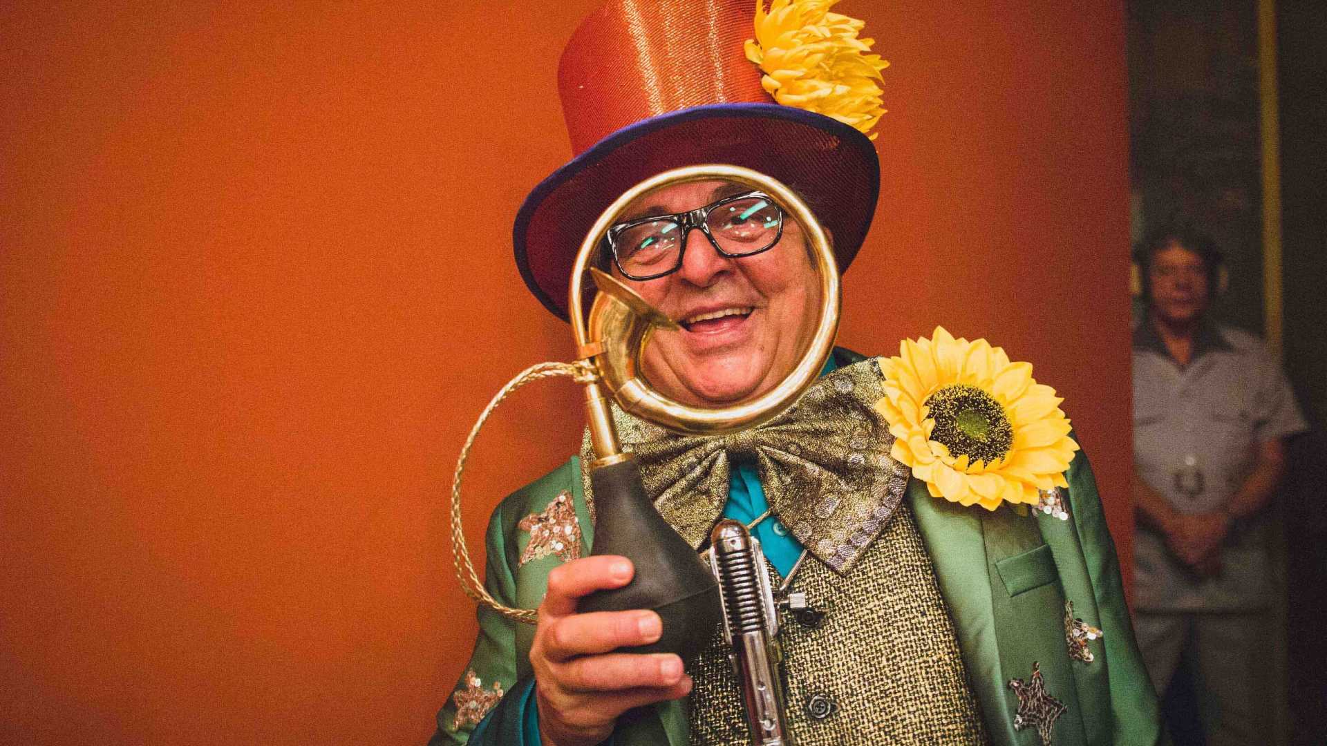 Filme do Chacrinha mostra briga com Boni e infestação de pulga na Globo