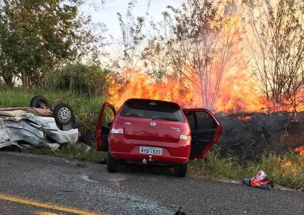 Avó e neto de 10 anos morrem após carros pegarem fogo depois de colisão frontal na BA; outras 3 pessoas ficaram feridas