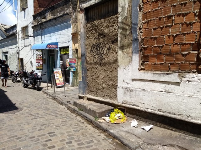 Moradora de rua é assassinada com pedrada na cabeça no Centro do Recife