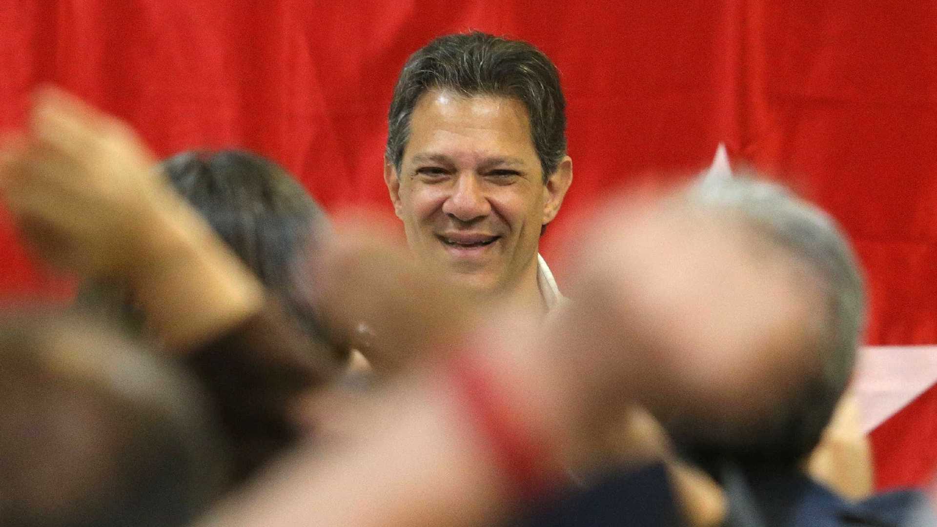 Manifestantes pró-Haddad se reúnem em frente a hotel de candidato