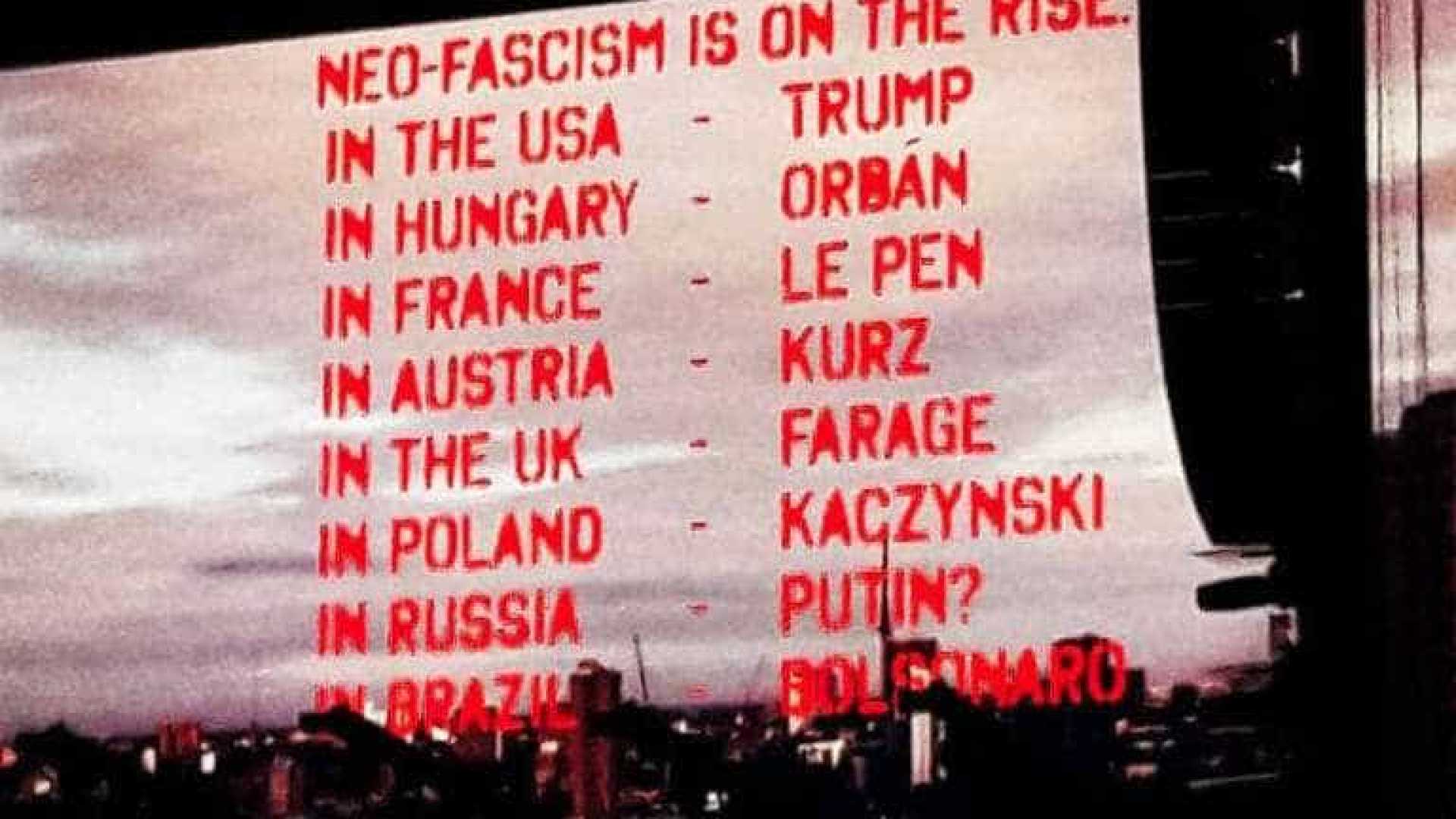 Roger Waters exibe #EleNão em telão e é hostilizado durante show em SP