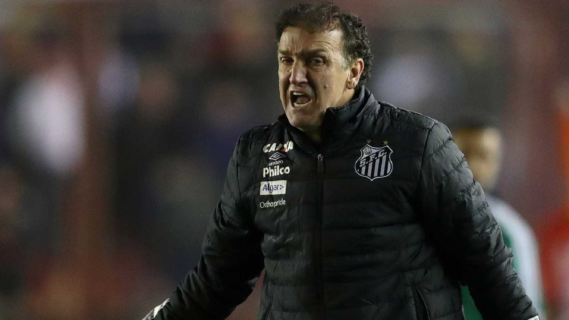 Cuca já cogita deixar Santos após atritos com presidente