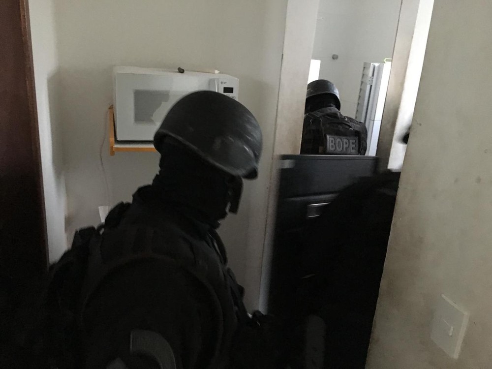 Em ataque a cofre de posto, grupo é surpreendido pela polícia e bandido faz reféns na BA; ele se entregou após chamar a mãe