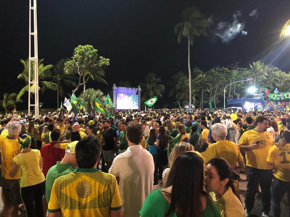 Eleitores festejam vitória de Jair Bolsonaro na orla da Zona Sul do Recife