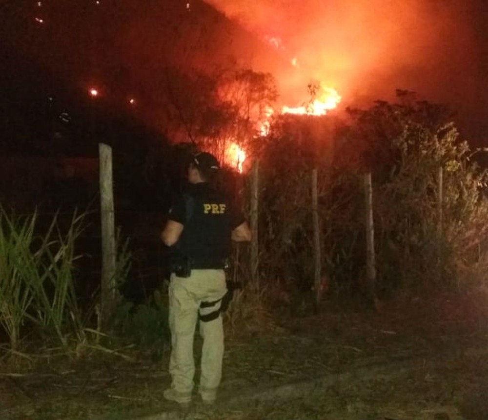 Homem é preso após atear fogo em imóvel e chamas se espalharem por vegetação no extremo sul da Bahia