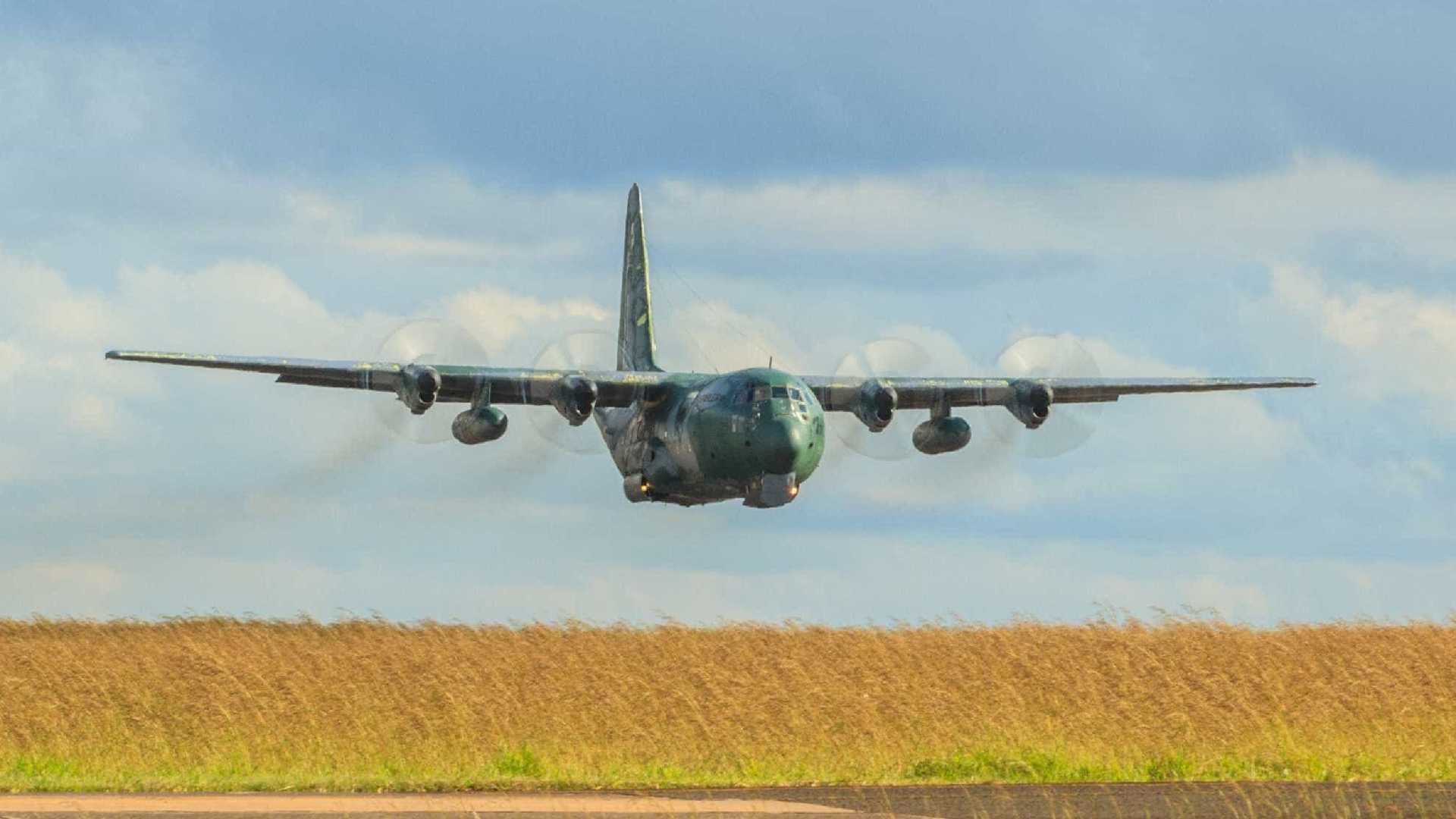 Avião da FAB com 70 militares a bordo sofre pane e volta a BrasíliaAvião da FAB com 70 militares a bordo sofre pane e volta a Brasília
