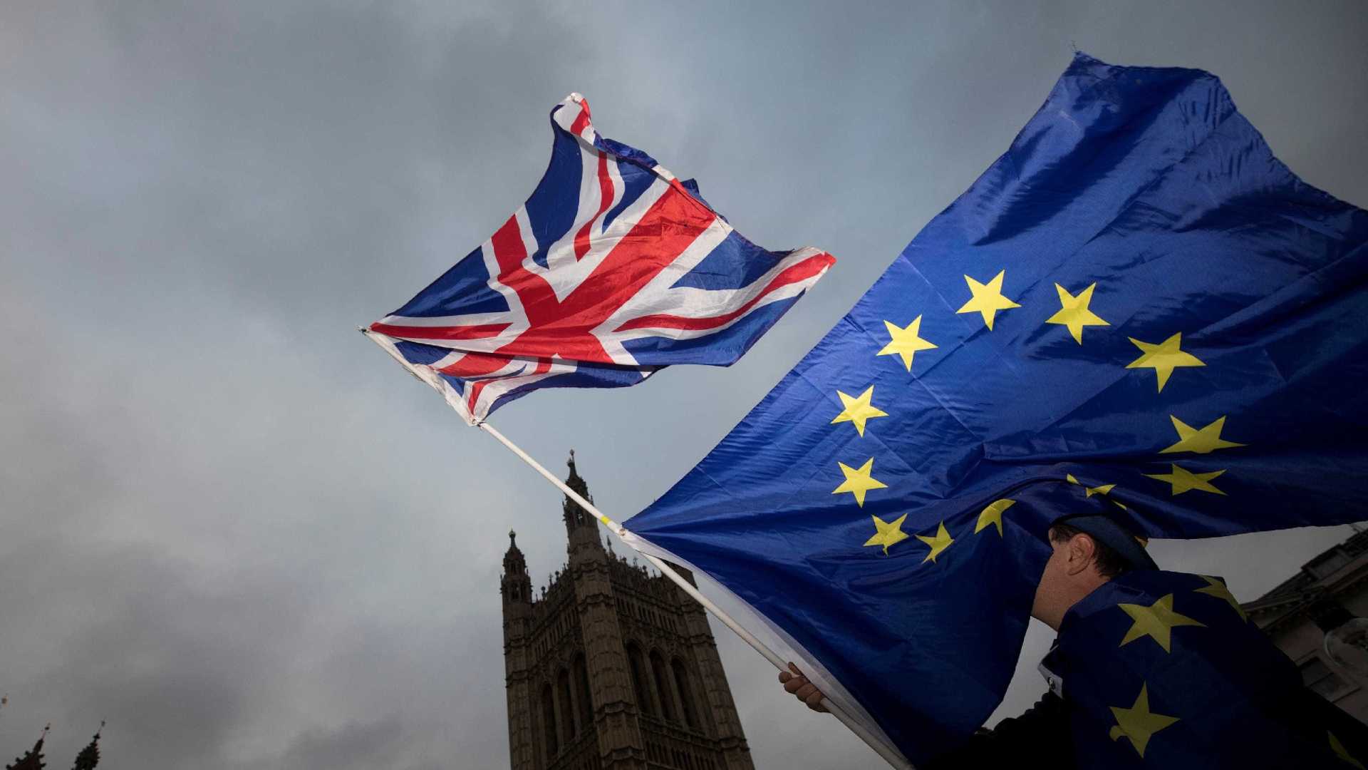 UE e Reino Unido fecham acordo sobre Brexit, diz site