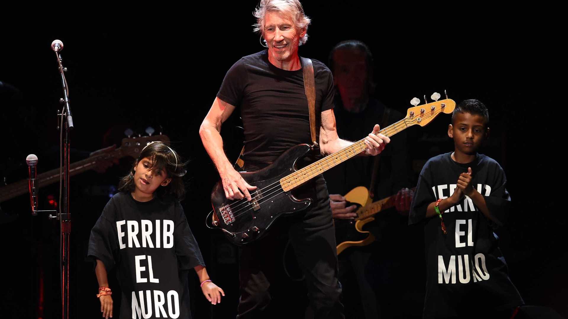 Roger Waters faz show ‘da paz’ na Bahia, homenageia capoeirista e chora