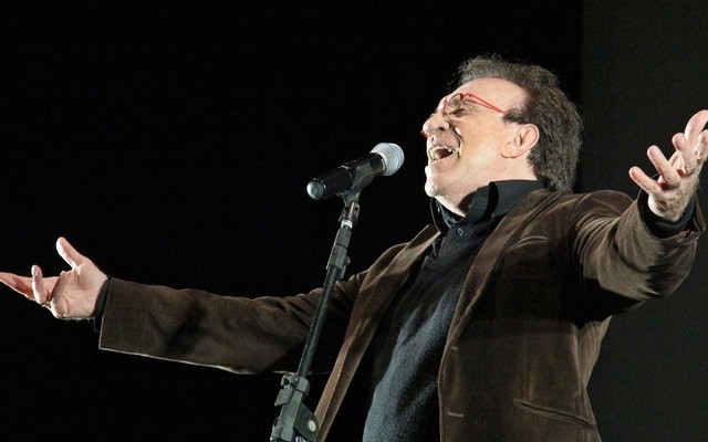Com mais de 60 anos de carreira, cantor Moacyr Franco faz shows em Salvador