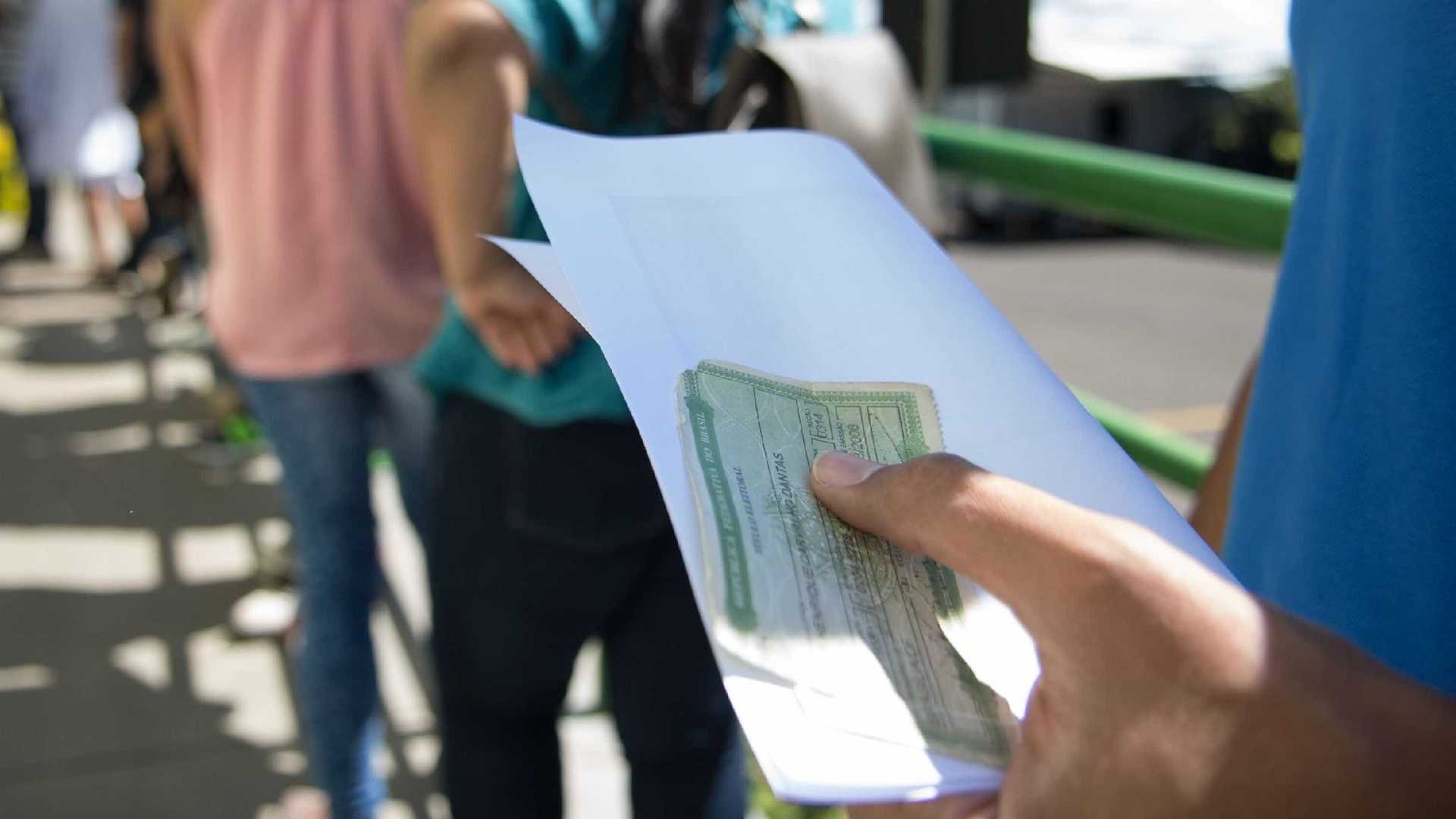 Primeiro eleitor do Brasil estava no local de votação desde ontem