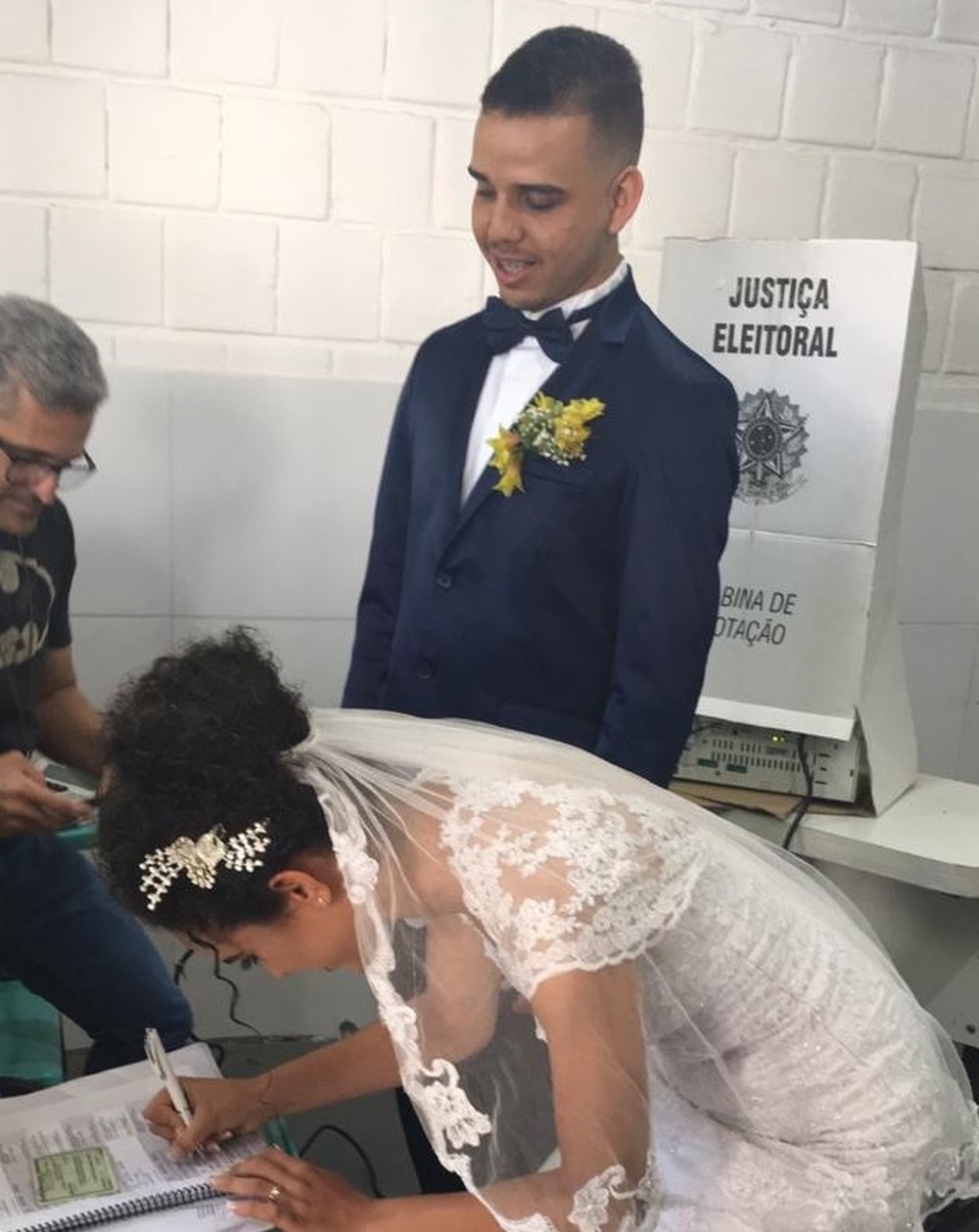 Jovem casa em igreja e vota com vestido de noiva no Grande Recife