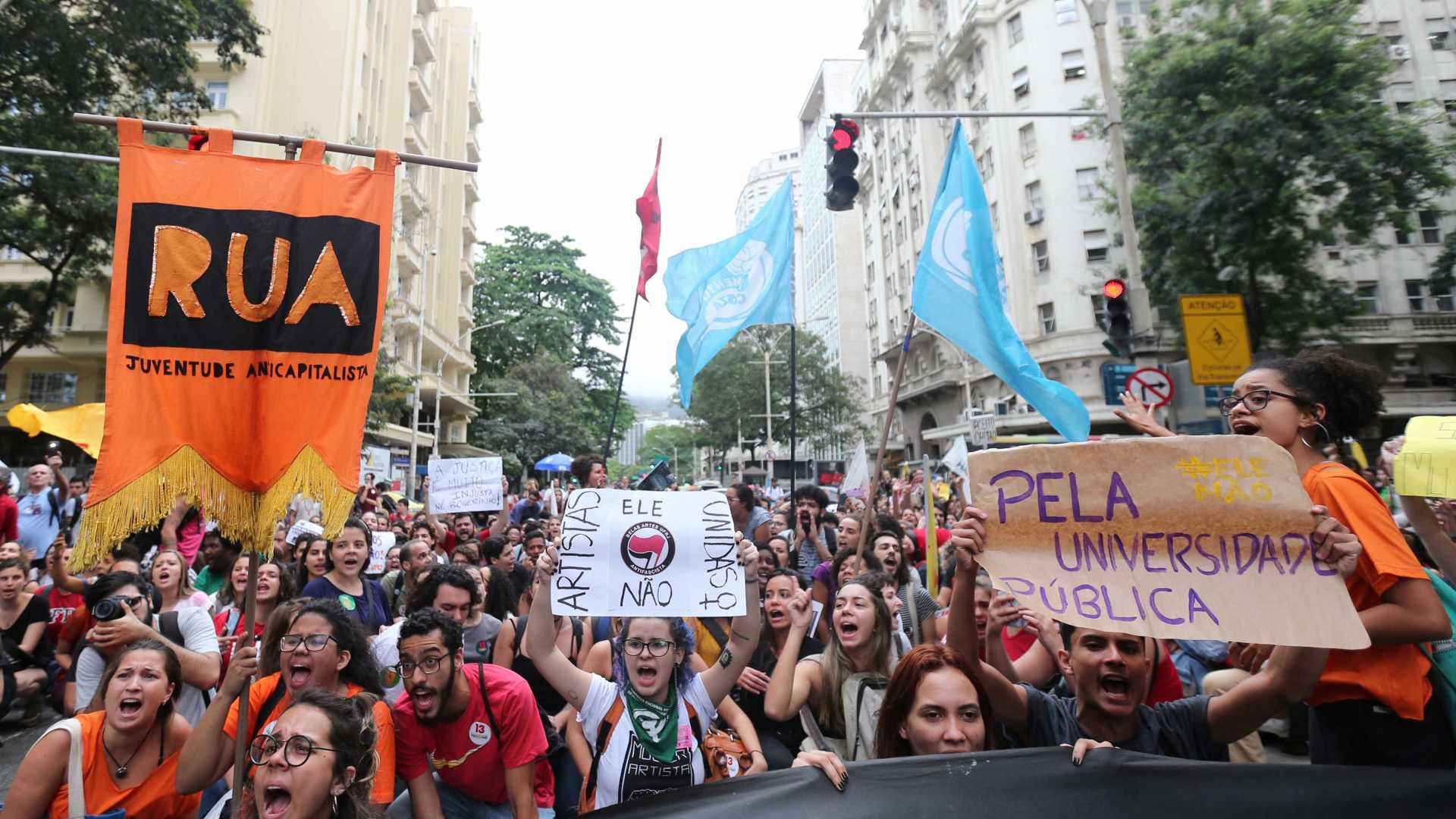 Estudantes protestam contra ações da Justiça Eleitoral em universidades