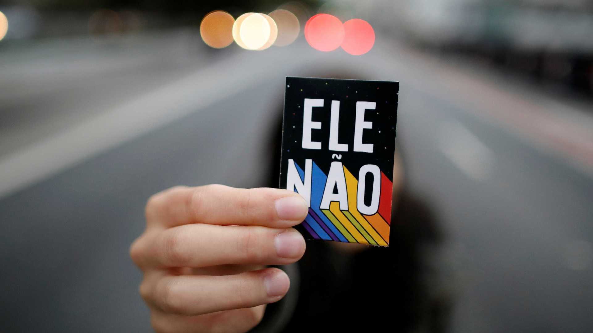 Professores, alunos e líderes comunitários se unem contra Bolsonaro