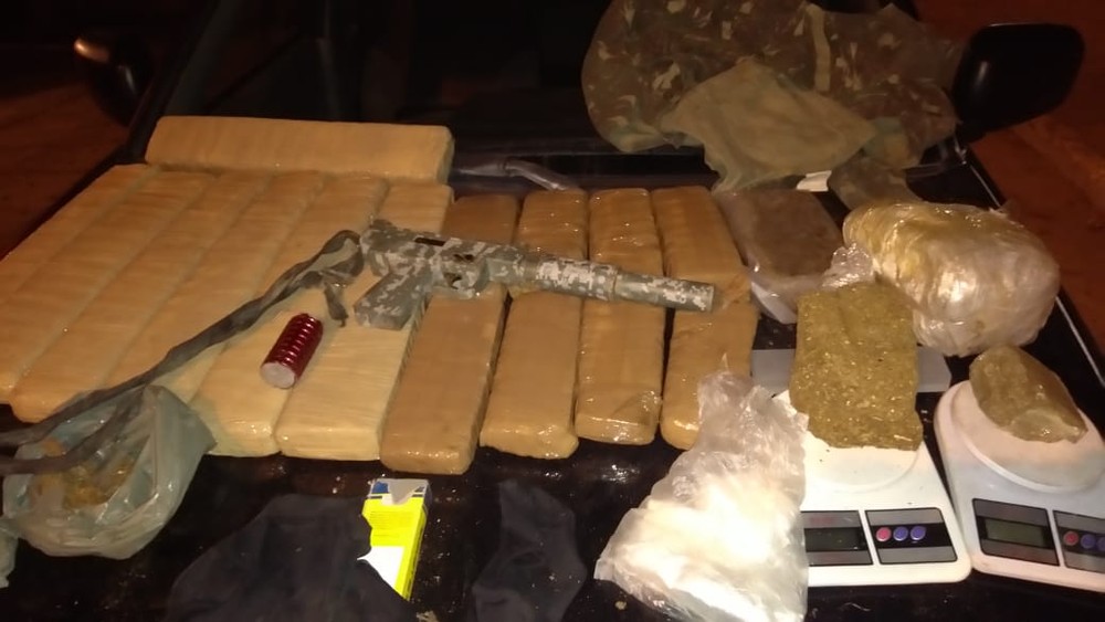 PM apreende submetralhadora, granada e tabletes de maconha na Zona Sul do Recife