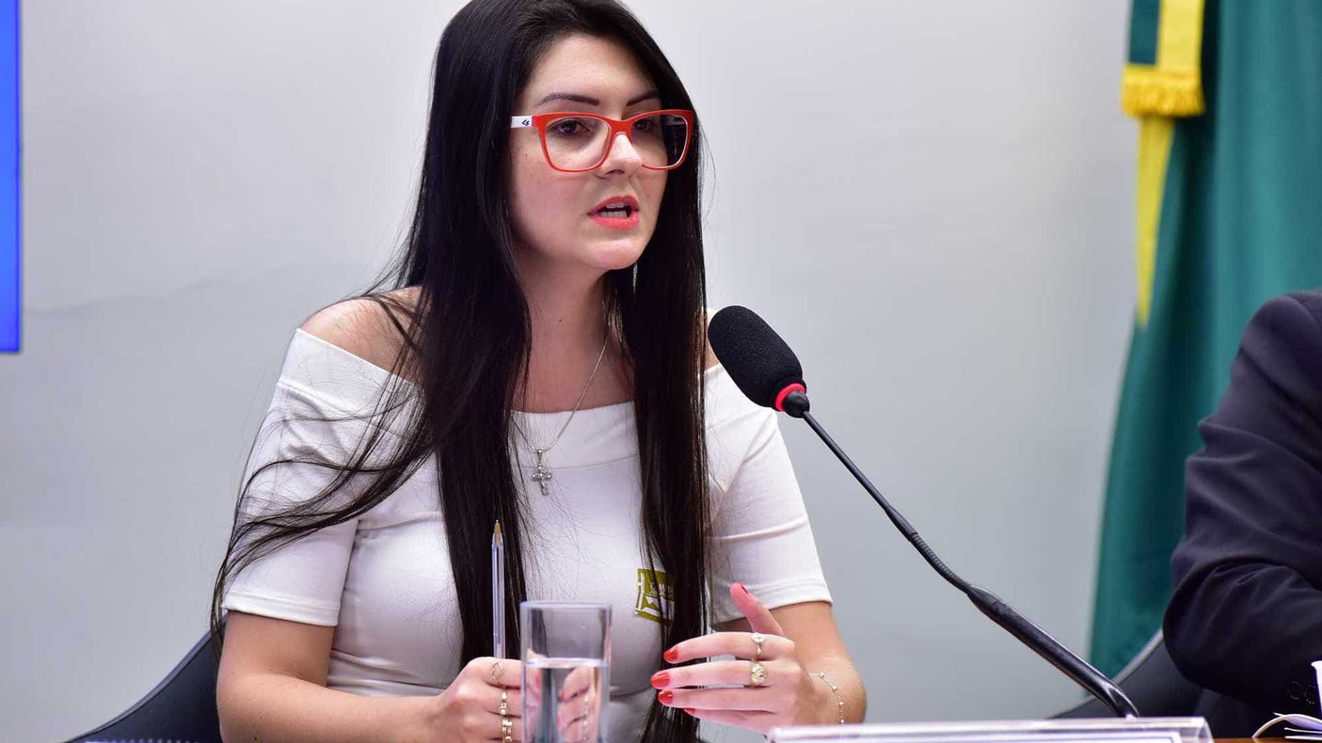 MP pede indenização à deputada que criou canal de denúncias