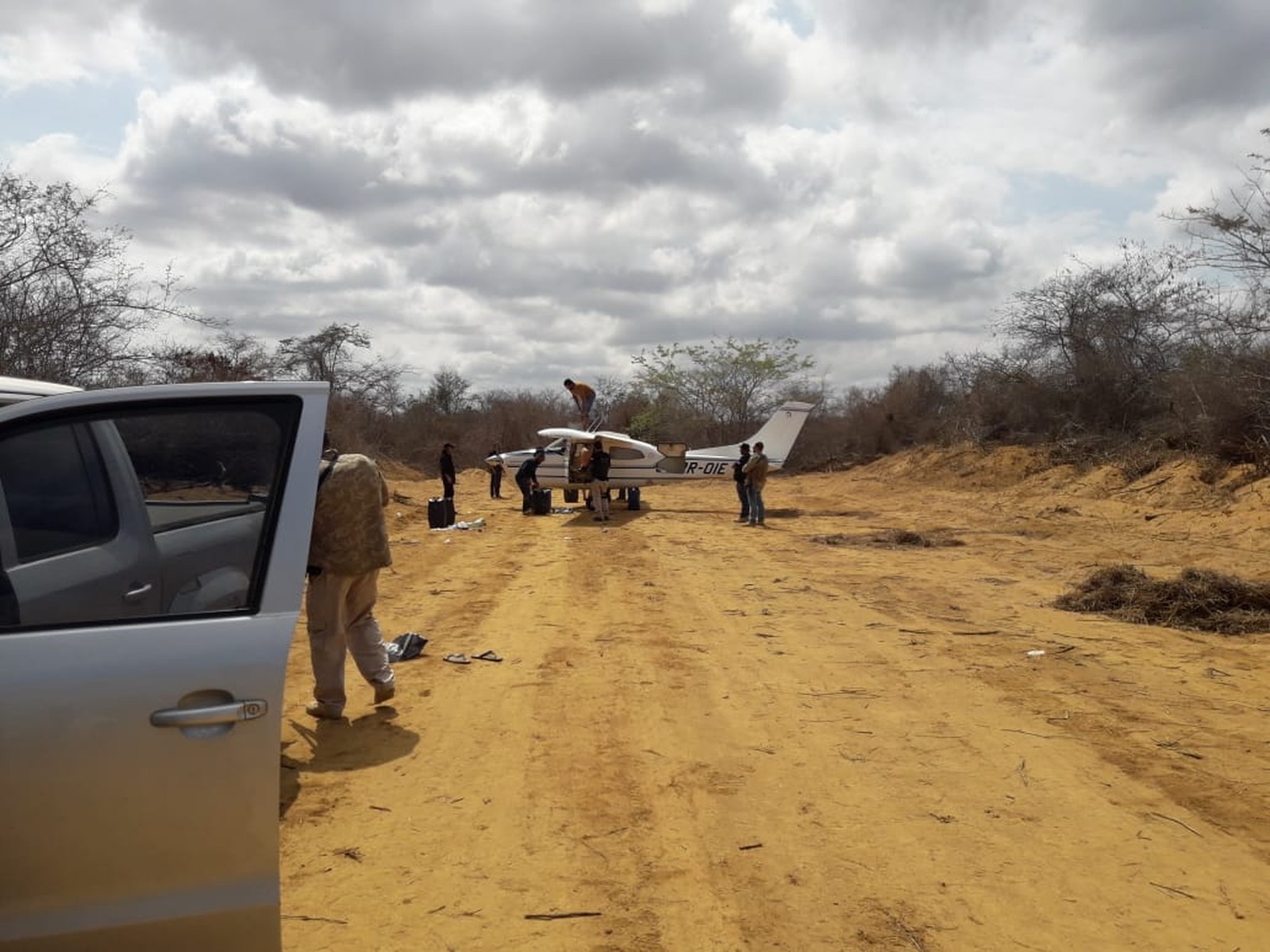 Três são presos em aeronave usada no transporte de drogas na BA; pistola e R$ 7 mil são achados