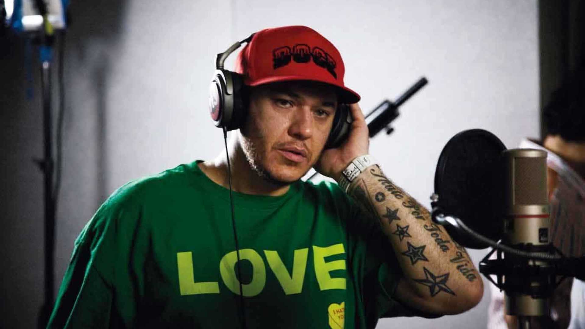 Viúva de Chorão narra sucesso e declínio do cantor, morto em 2013