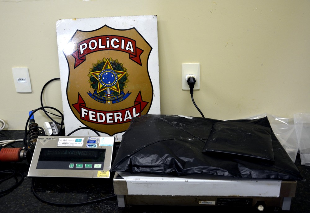 Homem contrata paraguaia para tentar driblar polícia e é preso com 2 quilos de cocaína no Recife, diz PF