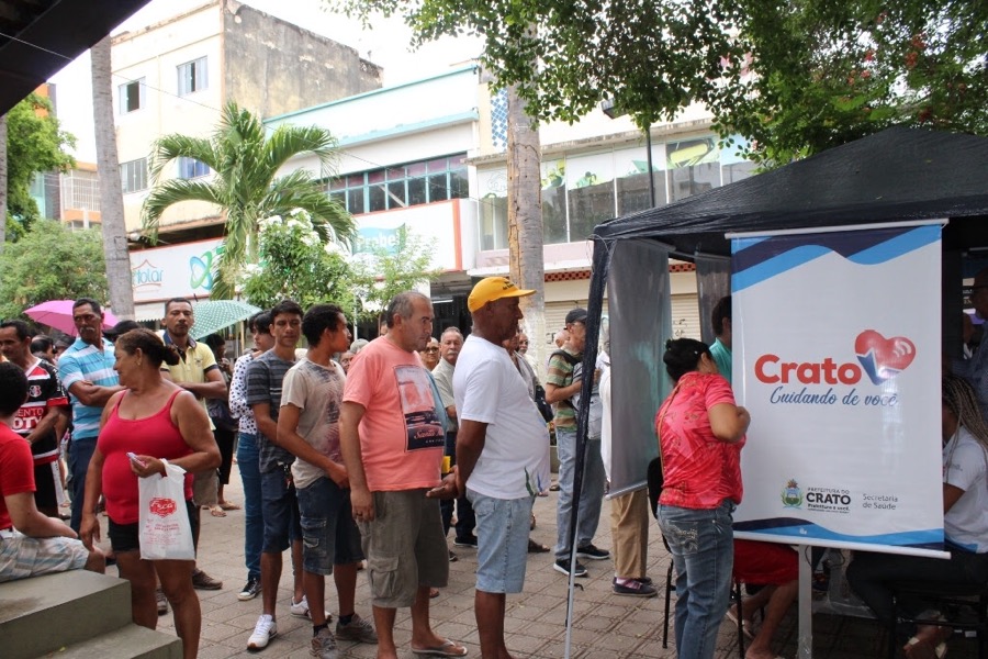 Cadastro para o cartão do Programa Crato Cuidando de Você reúne população na Praça Siqueira Campos