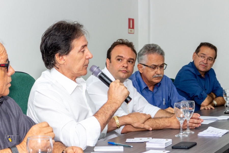 Prefeito Zé Ailton Brasil participa de encontro da Aprece que contou com a presença do senador Eunício Oliveira