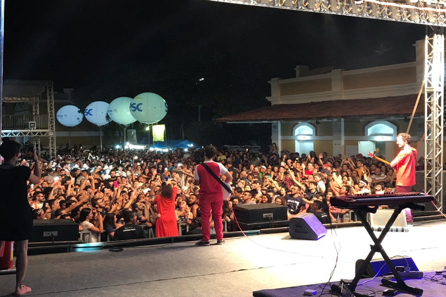 Tiê faz show e lota o largo da RFFSA em Crato-CE