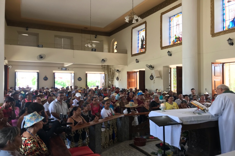 Romeiros visitam túmulo do Padre Cicero durante Romaria de Finados