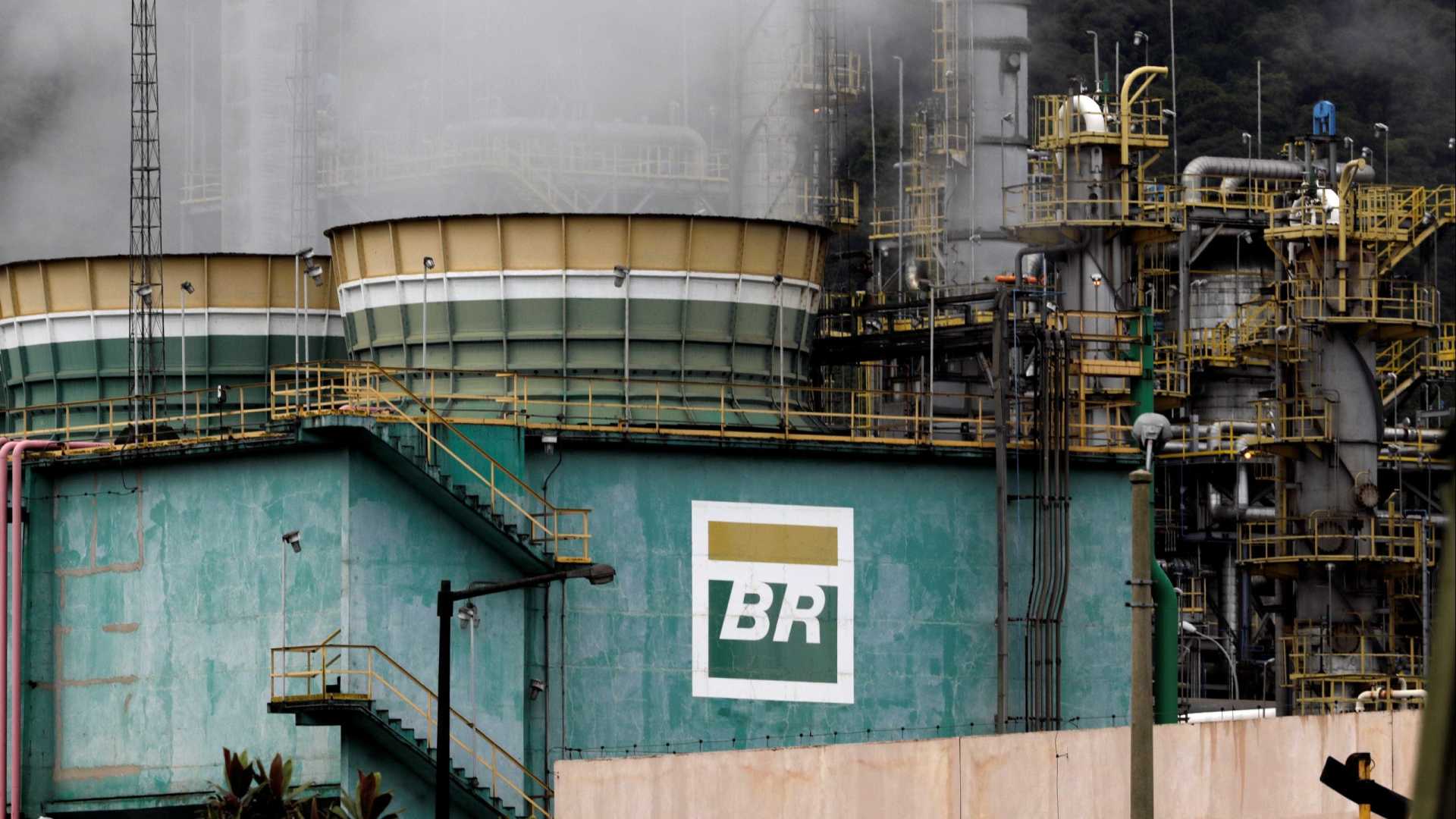 Preço da gasolina nas refinarias é reduzido ao menor nível em 6 meses