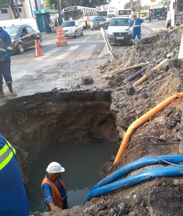 Obra interdita parte de cruzamento e complica trânsito na Zona Oeste do Recife