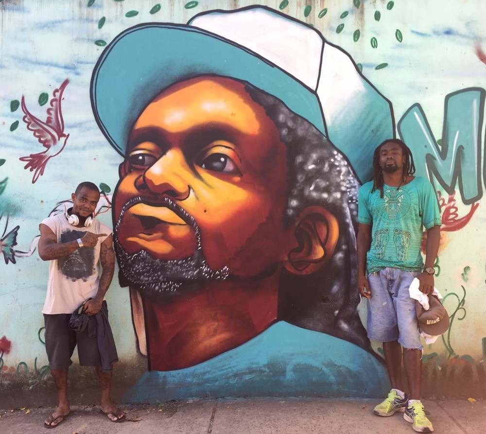 Grafites em muros de Salvador homenageiam mestre Moa do Katendê; morte do capoeirista completa 1 mês