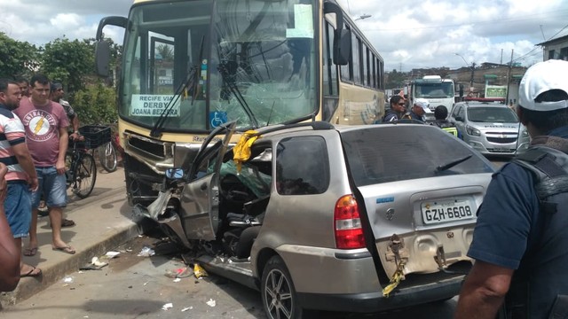 Dois morrem em colisão frontal entre ônibus e carro em Camaragibe, no Grande Recife
