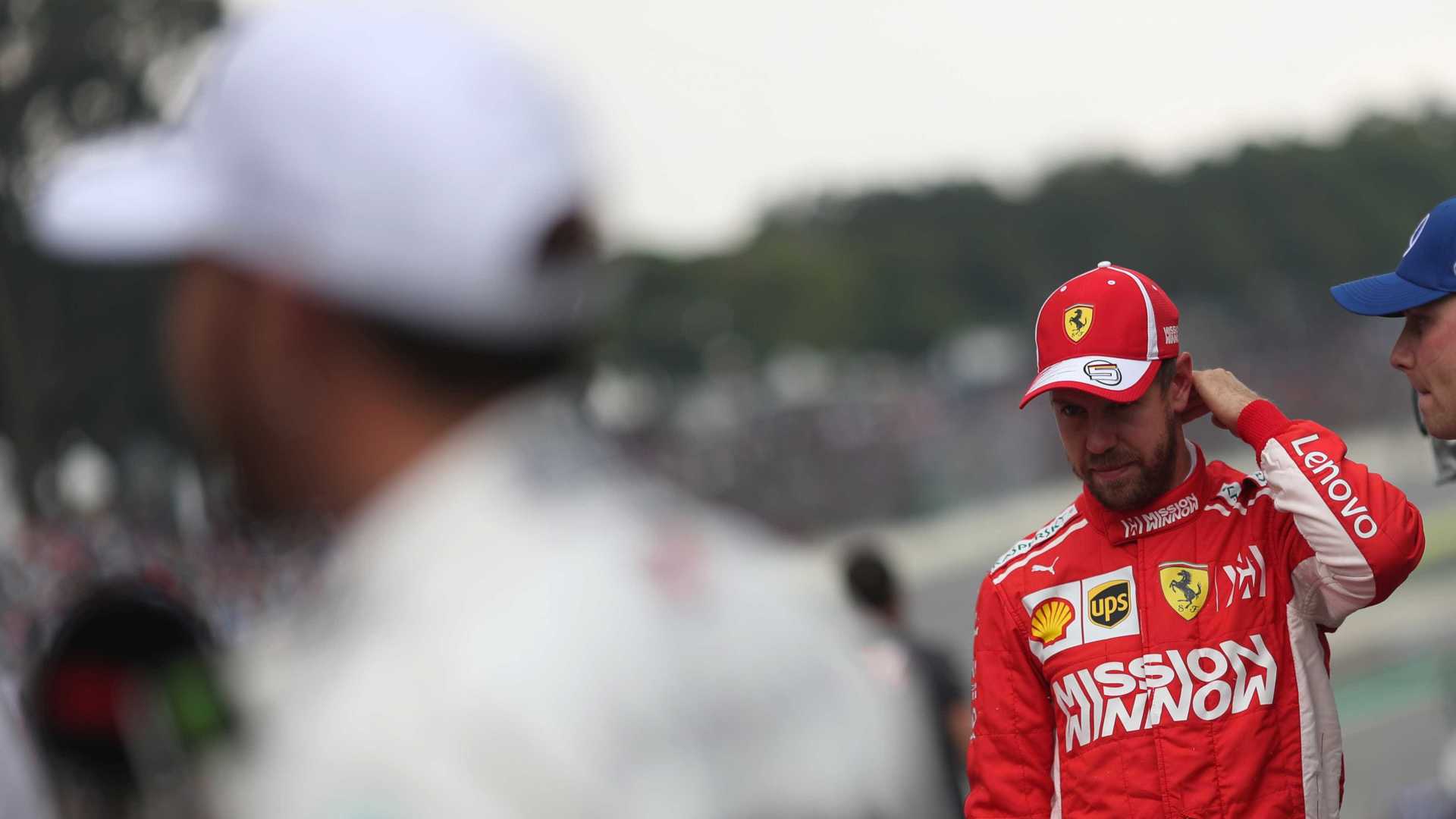 Vettel não perde posições, mas é multado por quebrar equipamento