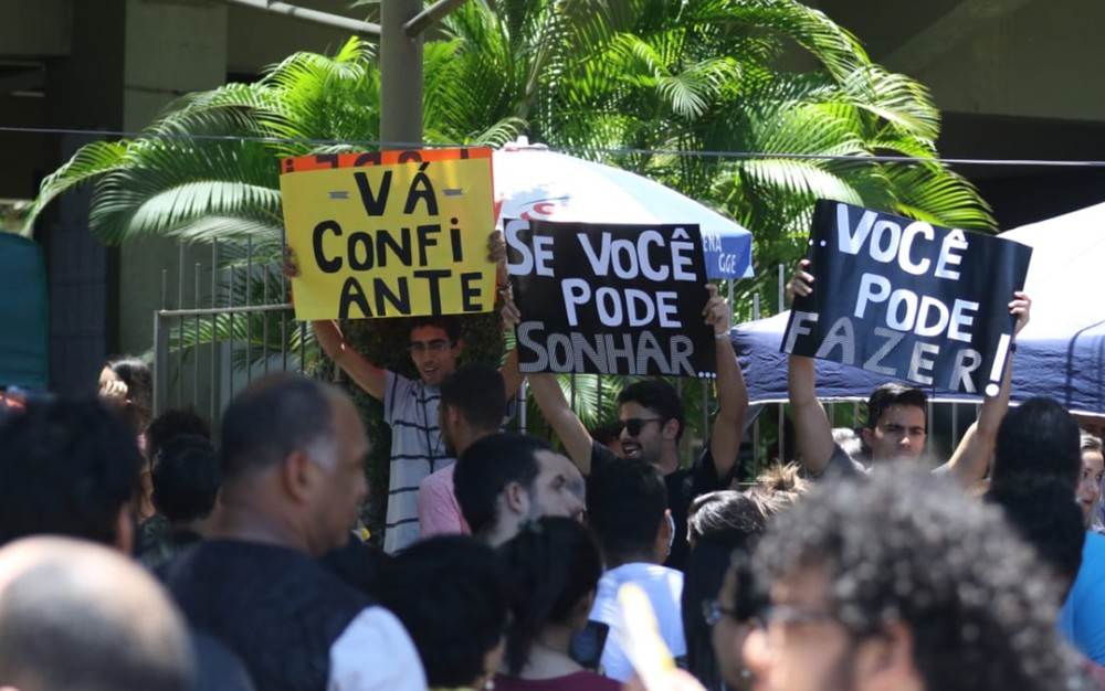 Voluntários distribuem chocolates e orações antes de provas do Enem no Recife
