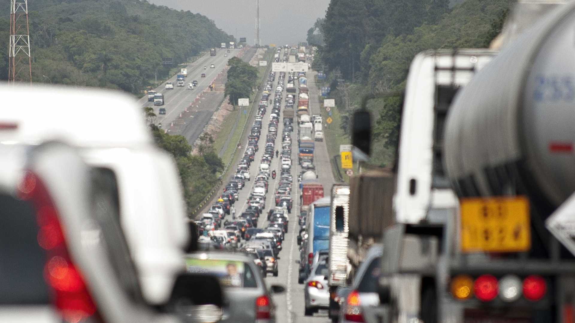 Saída para o feriado tem congestionamento e lentidão nas rodovias de SP