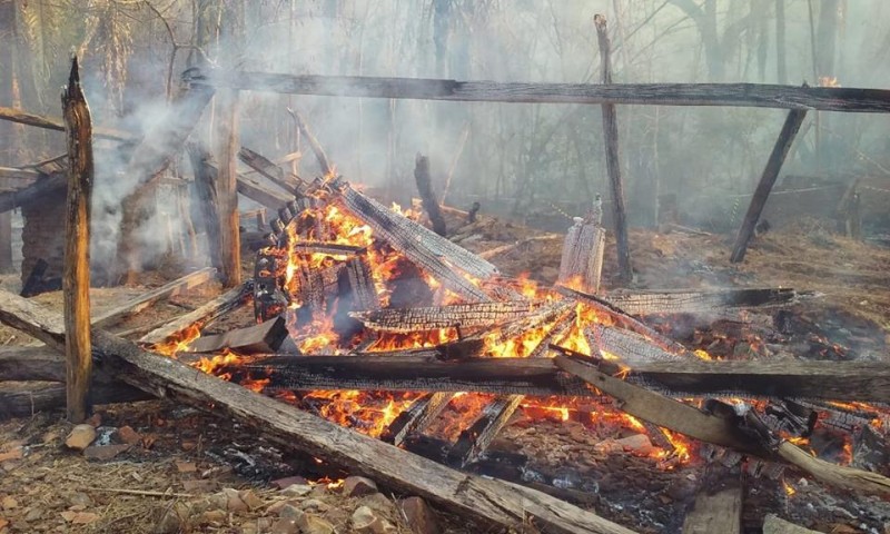 Incêndio destrói último “Engenho de Pau” no Sítio Fundão em Crato