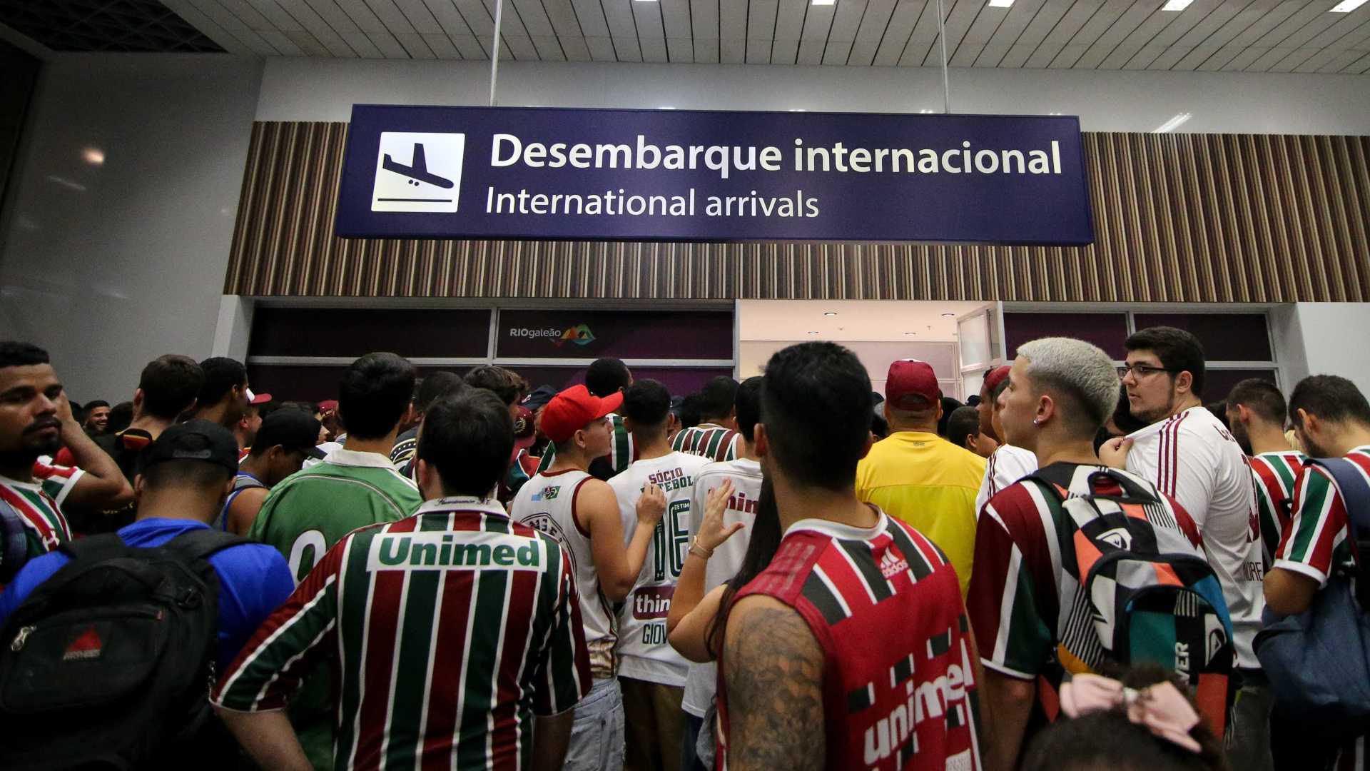 Após classificação no Uruguai, Fluminense é recebido com festa no Rio