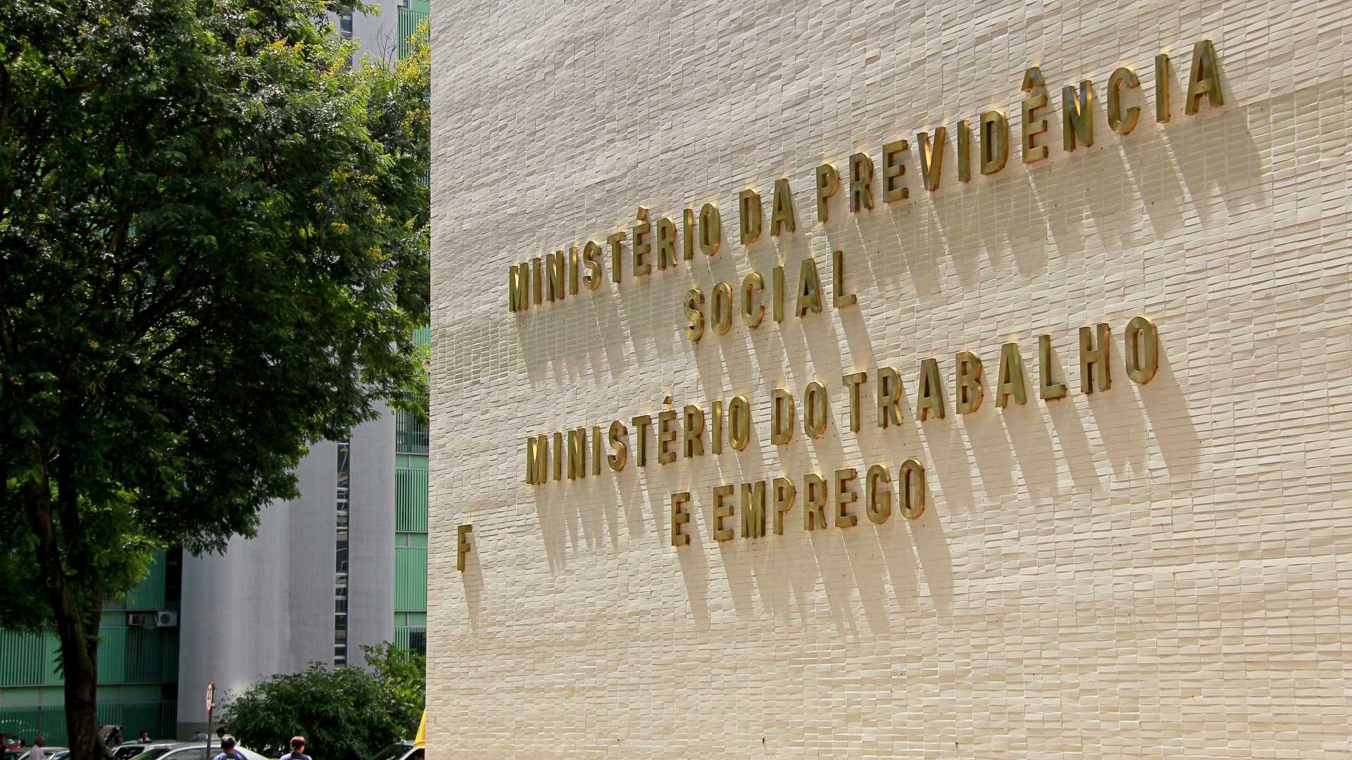 Servidores dão abraço simbólico no prédio do Ministério do Trabalho