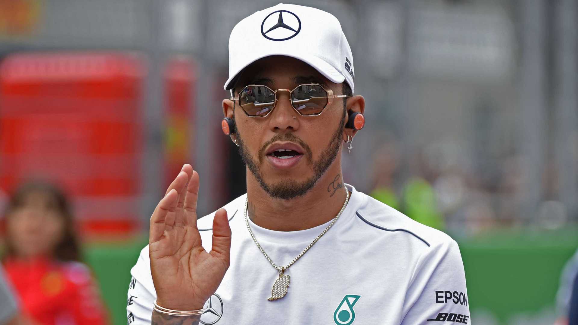 Único negro na F-1, Hamilton lamenta falta de diversidade: ‘Bem triste’