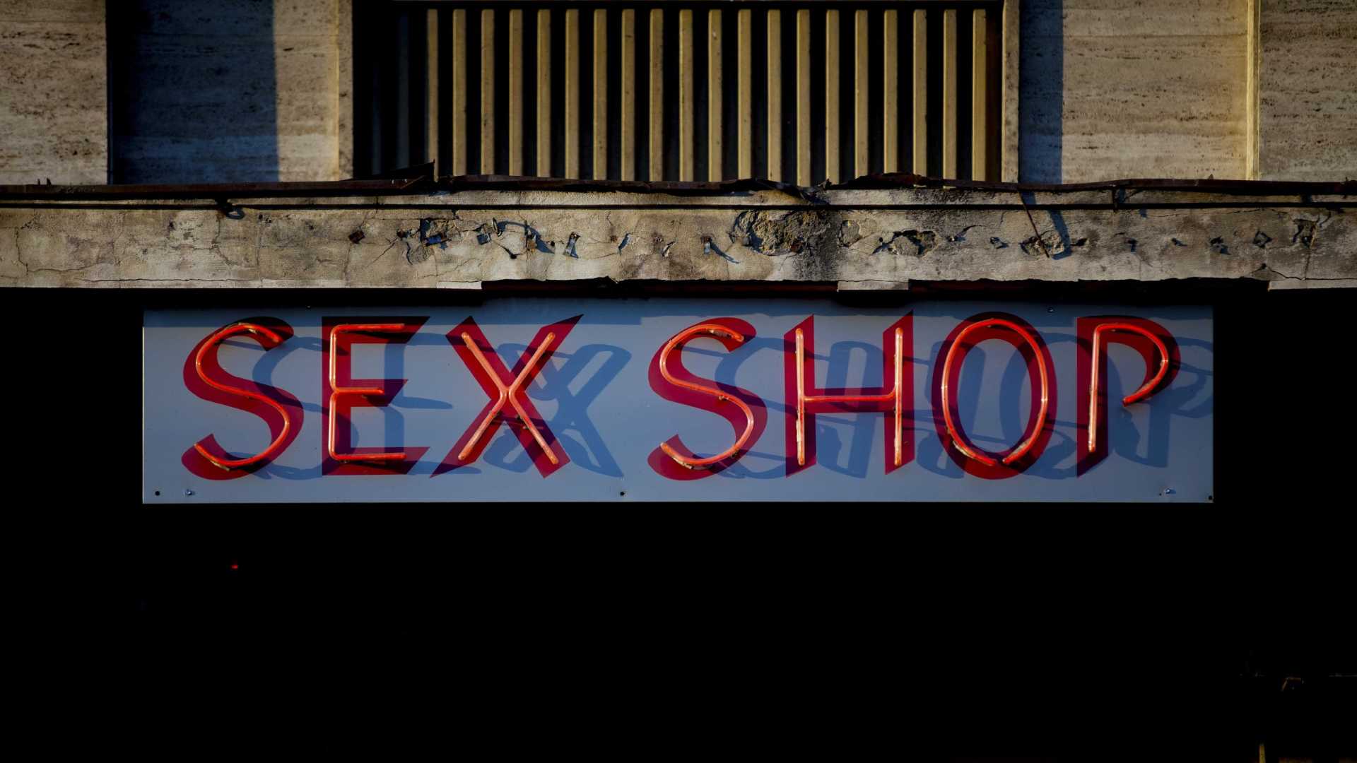 Procon encontra produtos fora da validade em sex-shops no Rio