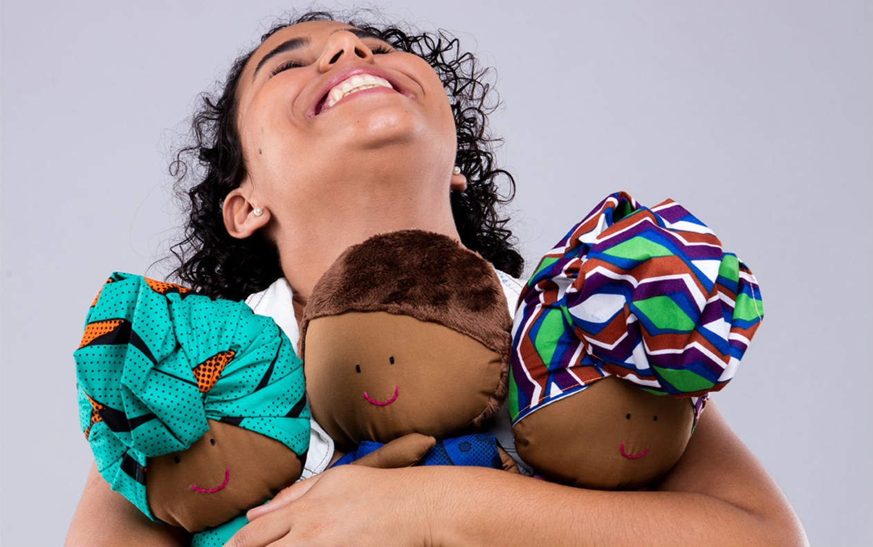 Falta de bonecas negras leva baiana a criar linha de brinquedos afirmativos: ‘Ferramentas de construção de identidade’