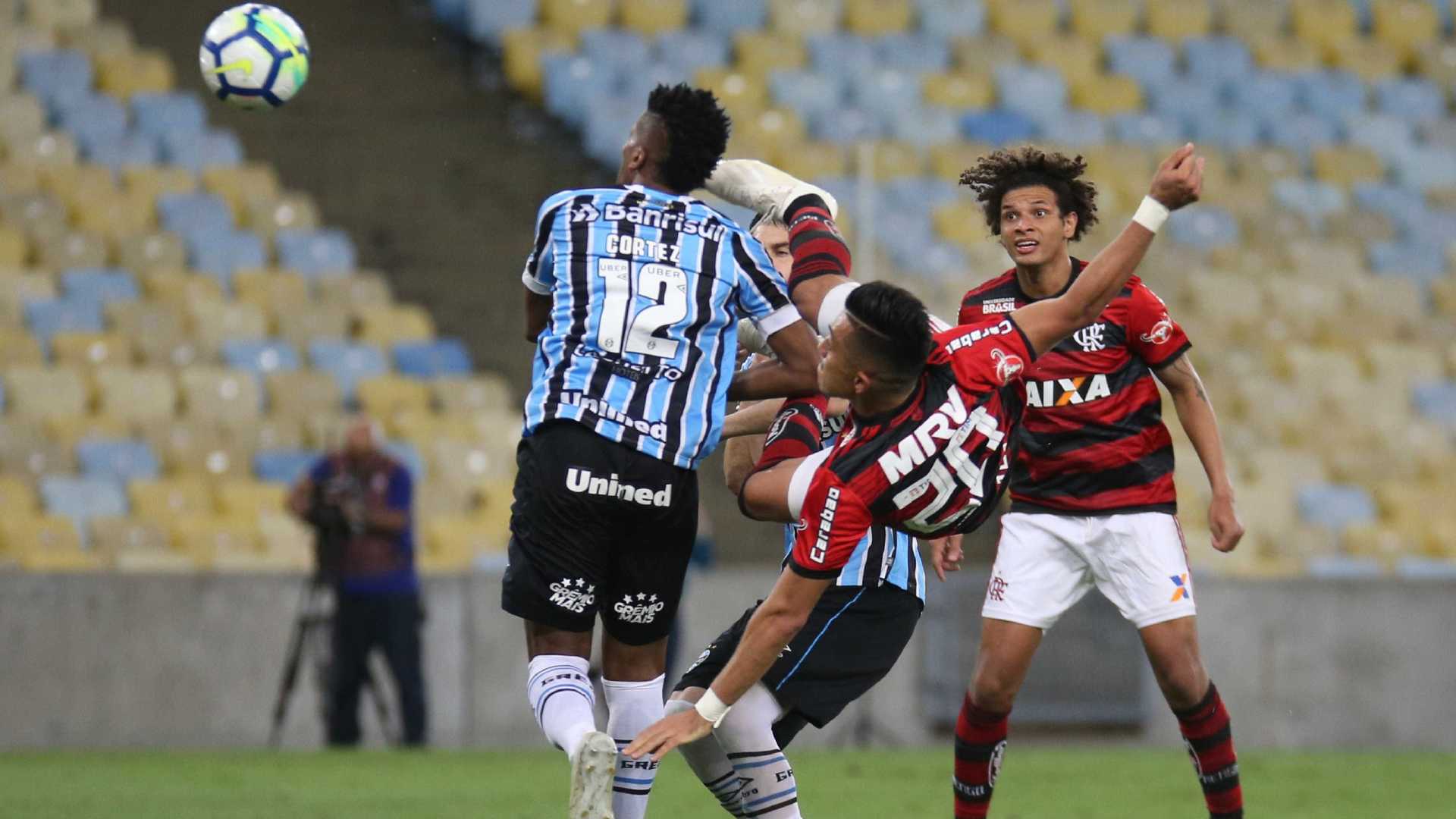 Flamengo vence Grêmio e mantém disputa de título com Palmeiras