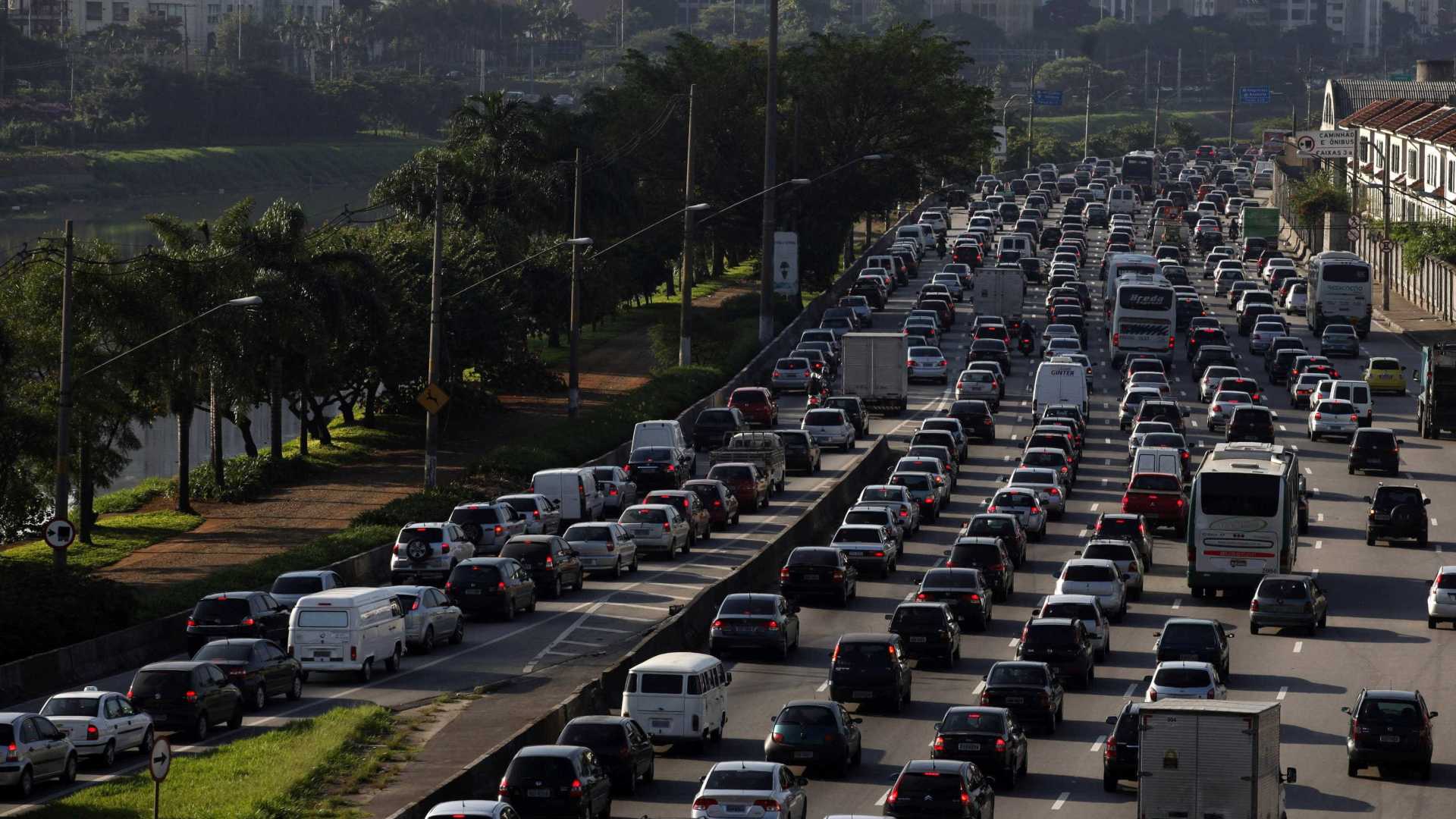 Com bloqueio na marginal, SP tem trânsito acima da média pós-feriado