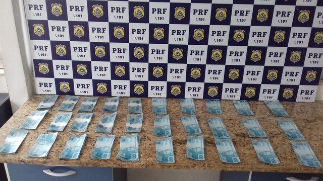 Homem é preso com R$ 30 mil em notas falsas na BA; suspeito disse à polícia que comprou ‘dinheiro’ por R$ 1 mil