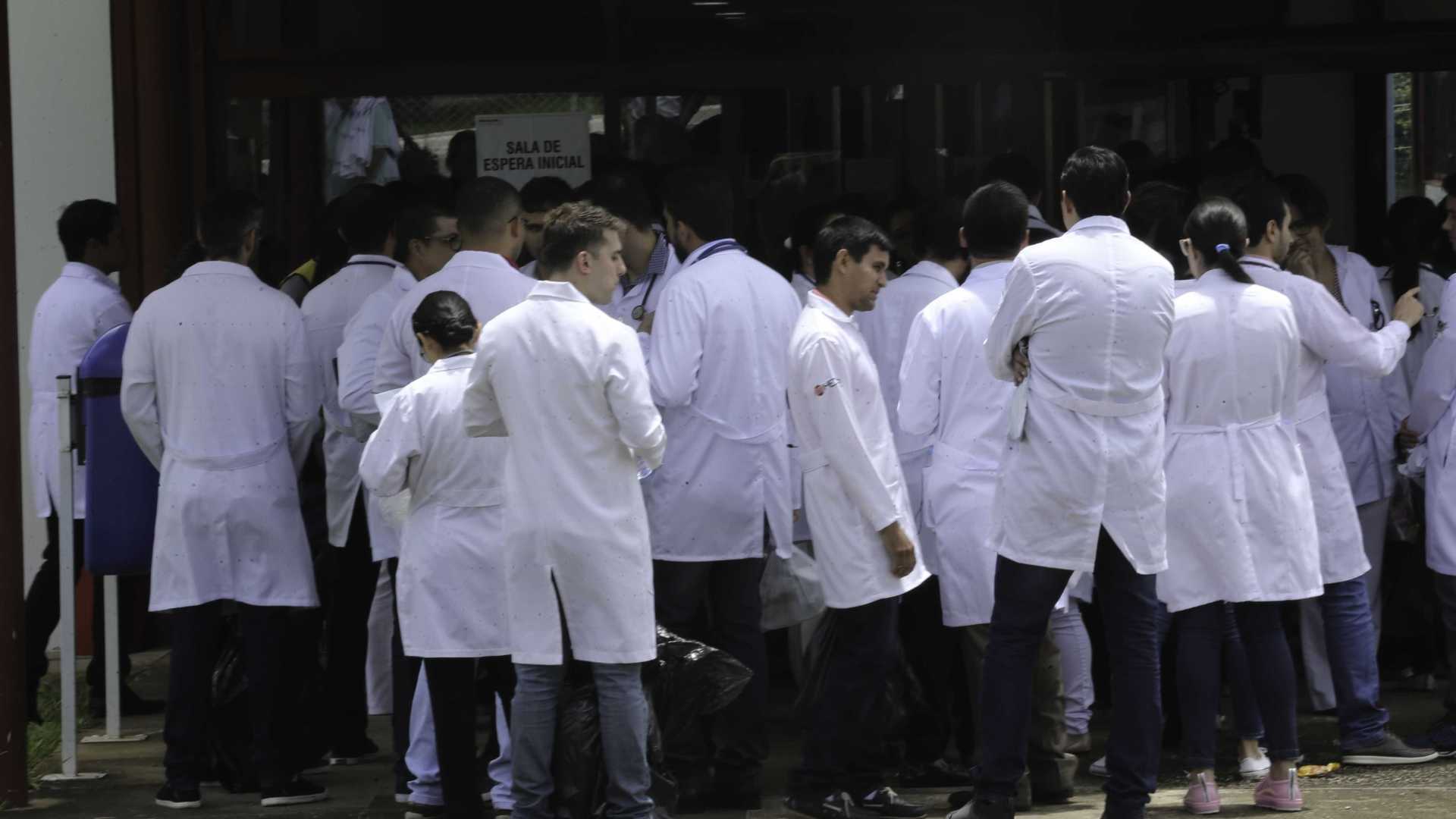 Governo quer mudar Revalida; alteração beneficiaria cubanos