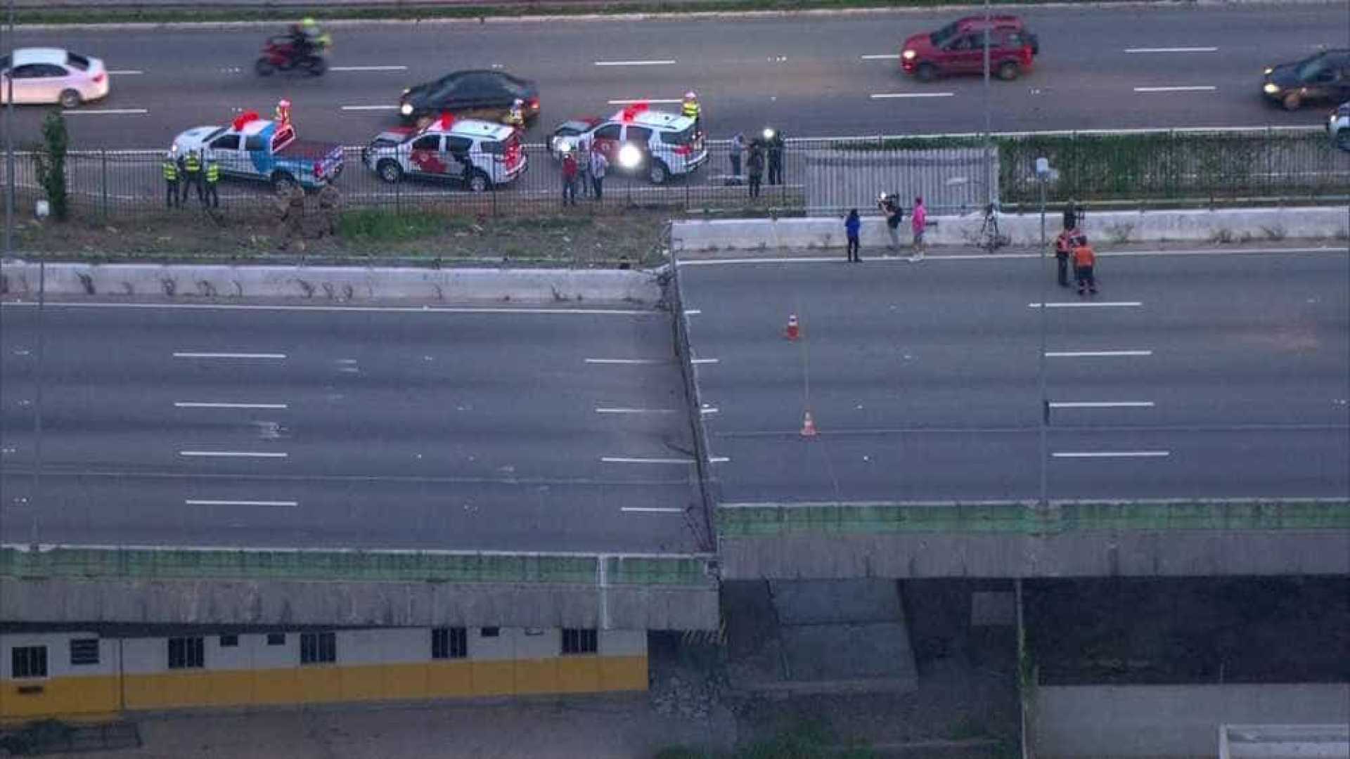 Viaduto cede e interdita trânsito na Marginal Pinheiros