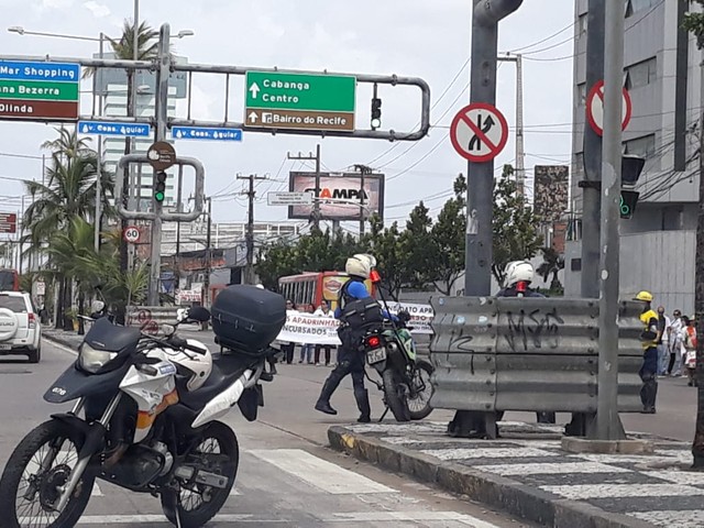 Protesto bloqueia parte da Avenida Antônio de Góes, no Recife