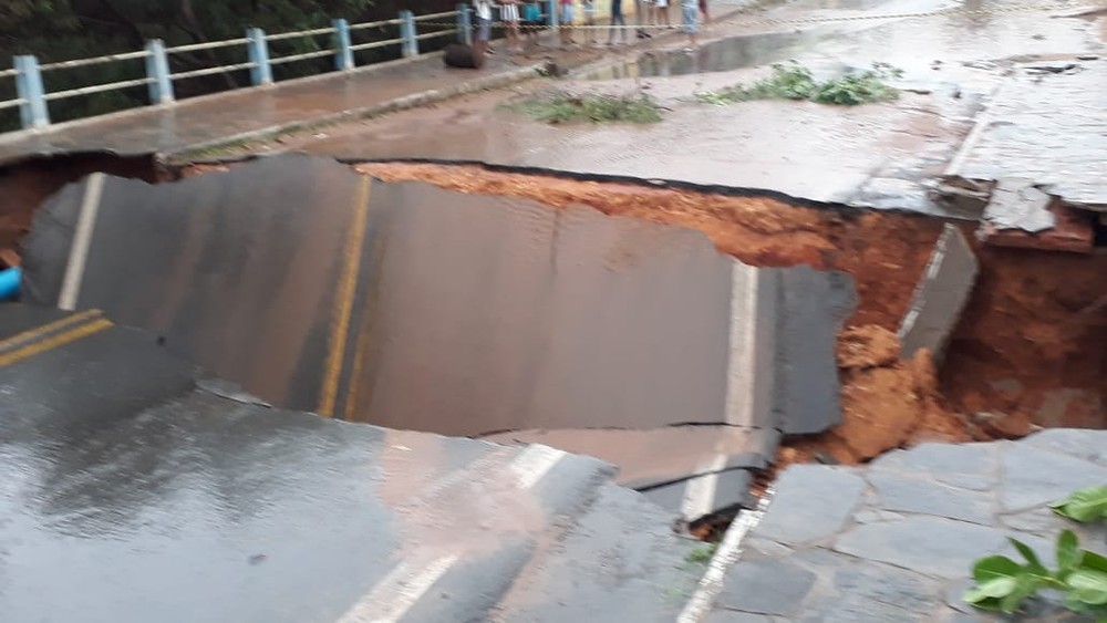 Chuva forte em Correntina faz ceder asfalto da BR-349 e causa estragos na cidade