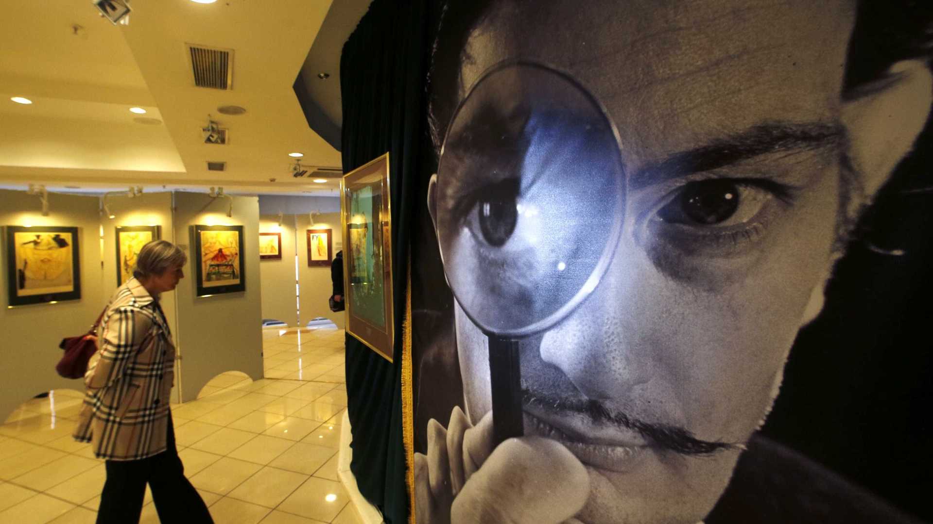 Jovens danificam obra de Salvador Dalí ao fazer selfie em museu